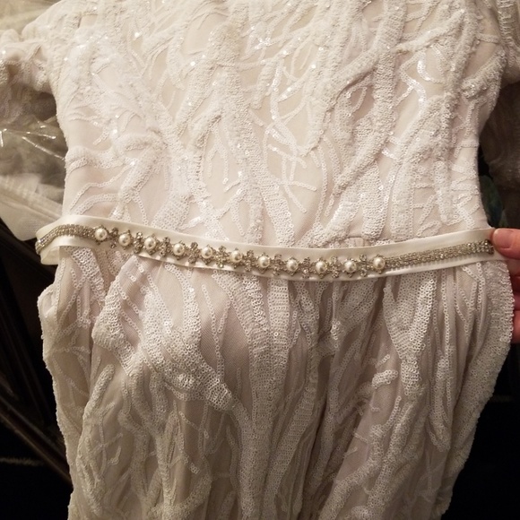 A lined wedding gown - Picture 6 of 6
